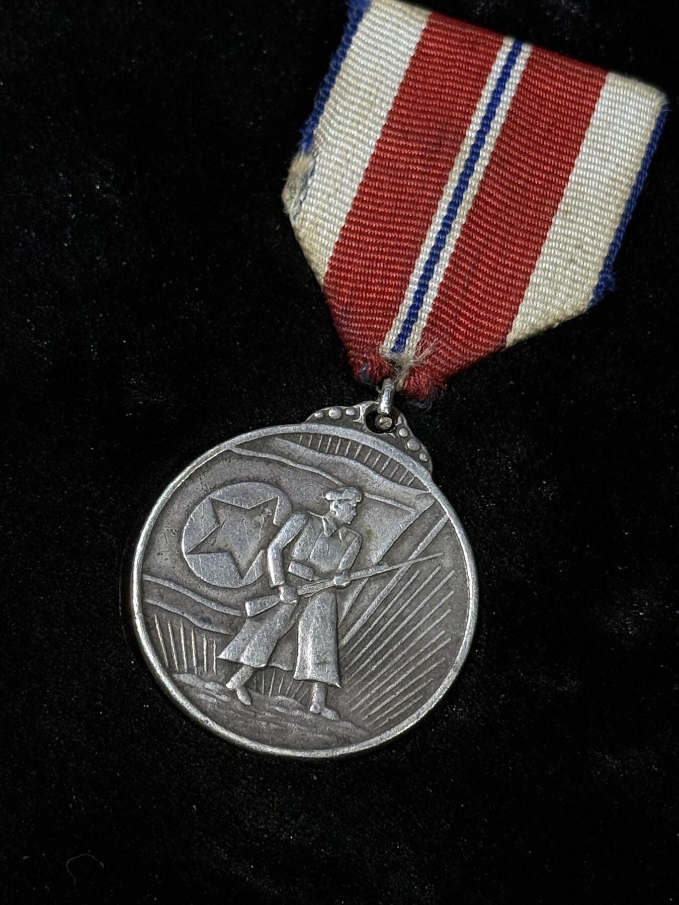 戎马世界章牌大赏第110期 朝鲜军功奖章，早期银制版本