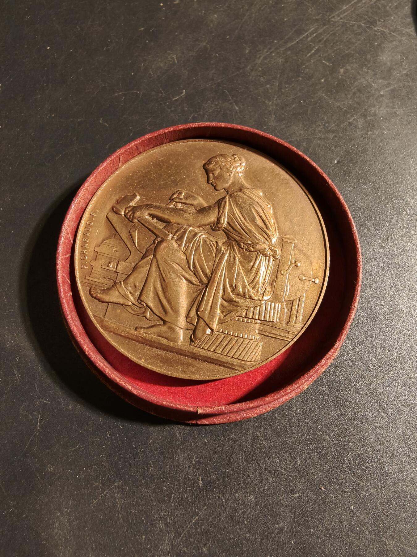 老王徽章第178期 法国工业协会大铜章    原盒    直径50mm    重量64.3g