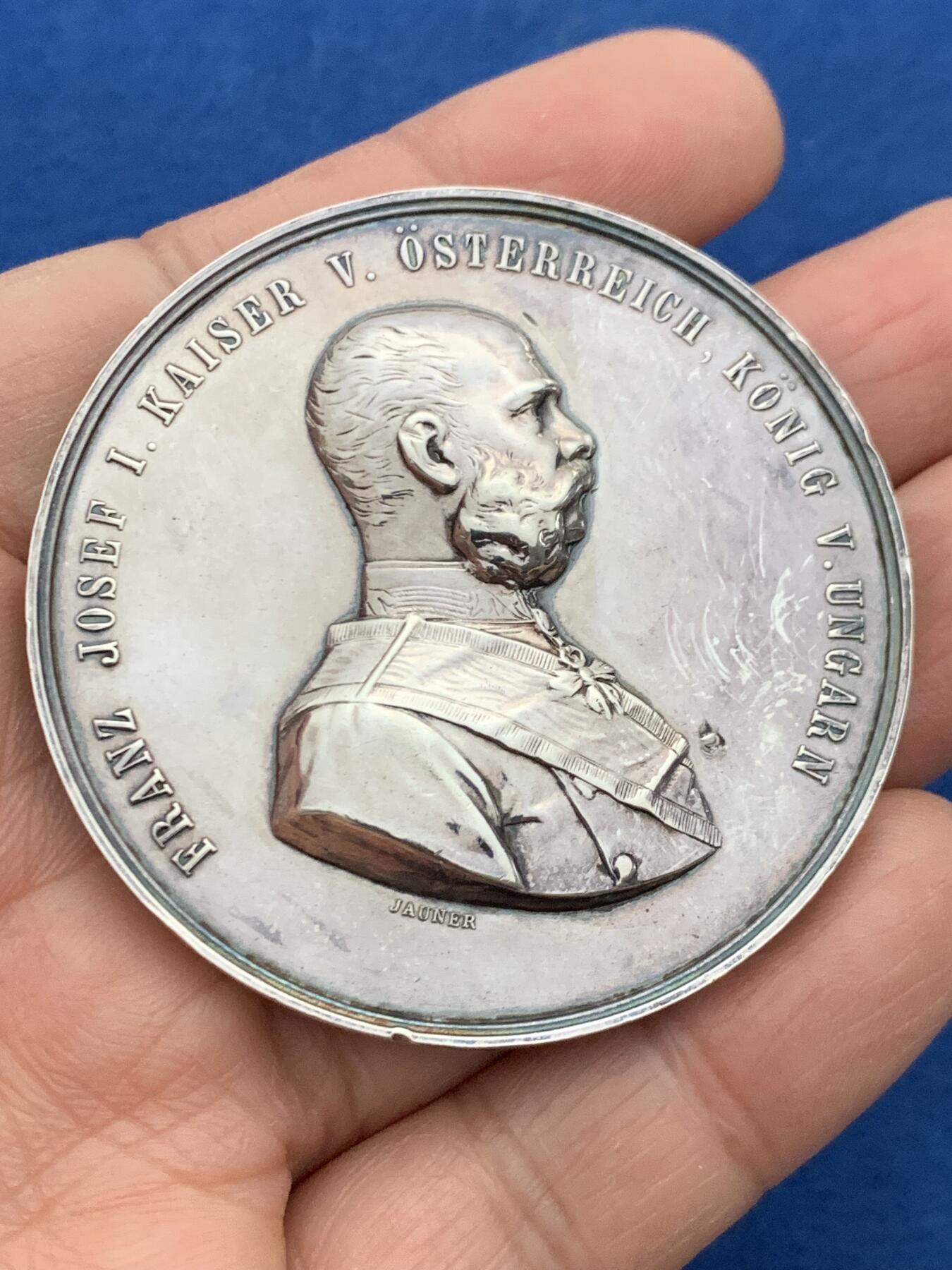 《竞宝斋》第460场 周日，周一，2场连拍 （全场包邮）欢迎送拍 1892年奥地利纪念德意志皇帝威廉二世访问维也纳纪念大银章 69.1克 53.6mm