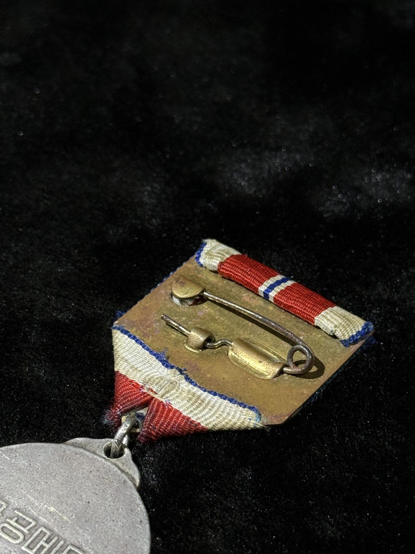 戎马世界章牌大赏第110期 朝鲜军功奖章，早期银制版本