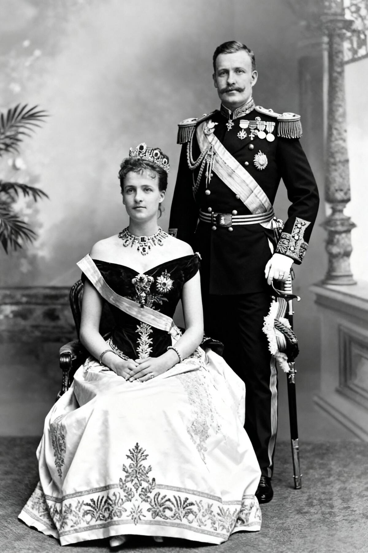 【俄甄集藏】“万象更新、马呈祥瑞”迎新春俄甄精品场-2026年(047)01-21 星期三 晚 19:30 全场包邮 葡萄牙1898年卡洛斯一世夫妇头像纪念发现印度400周年200、500、1000瑞斯银币3枚套，NGC MS64，五彩包浆，转光品相，分数整齐，味道一流