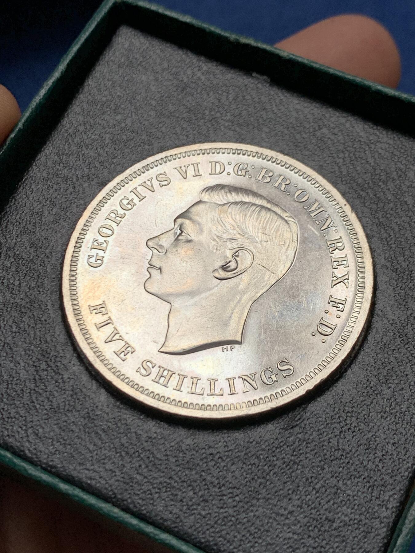 《竞宝斋》第460场 周日，周一，2场连拍 （全场包邮）欢迎送拍 英国 1951年 乔治六世马剑克朗纪念币 最后的镍马剑 状态很不错 带原盒（盒子有损）原证书