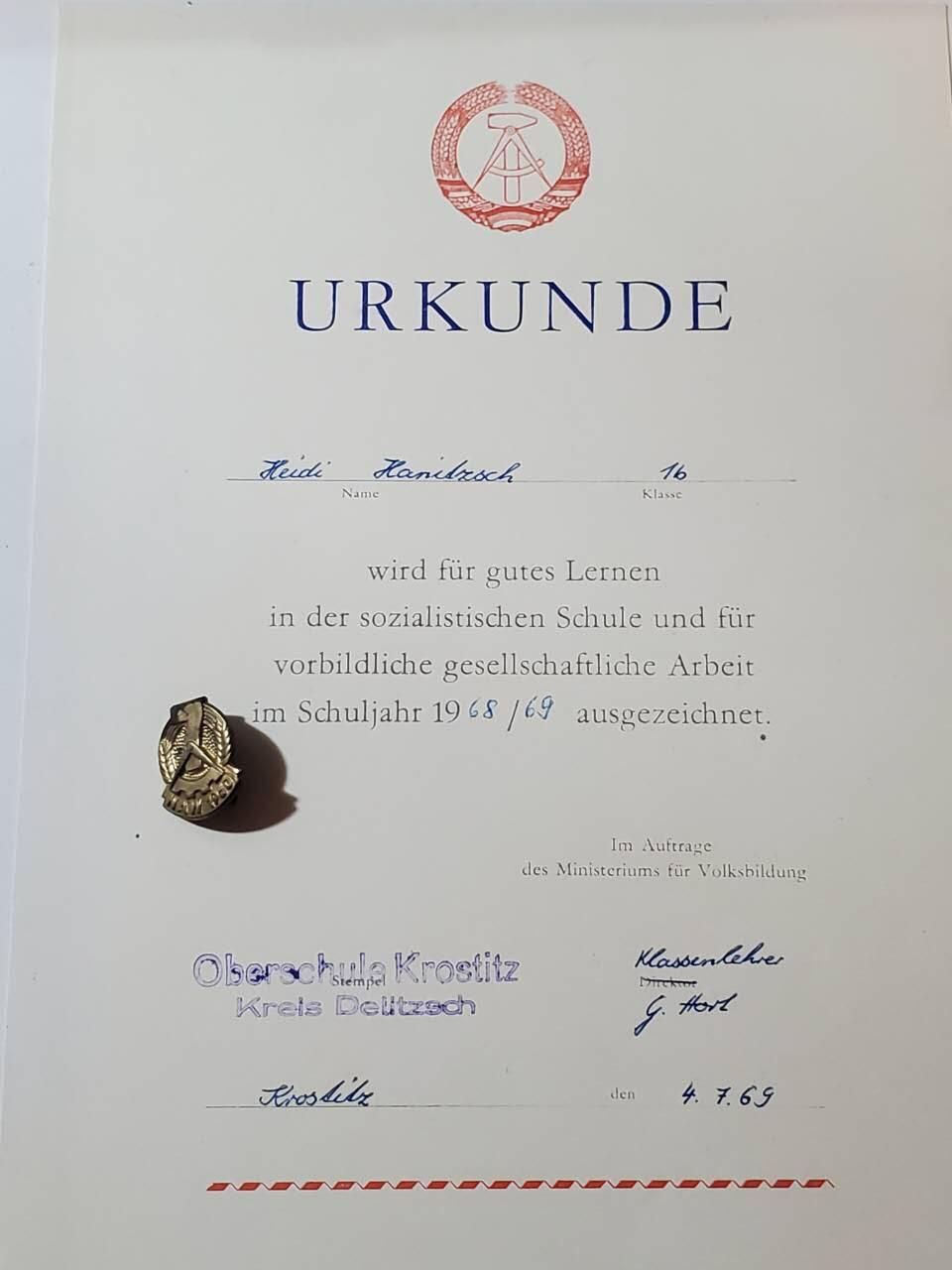 韵星假日拍卖第三十八期 -- Rimey Holidays Auction 38 民主德国社会主义建设功勋活动家证章+社会主义积极学习证书一套 主管亲签