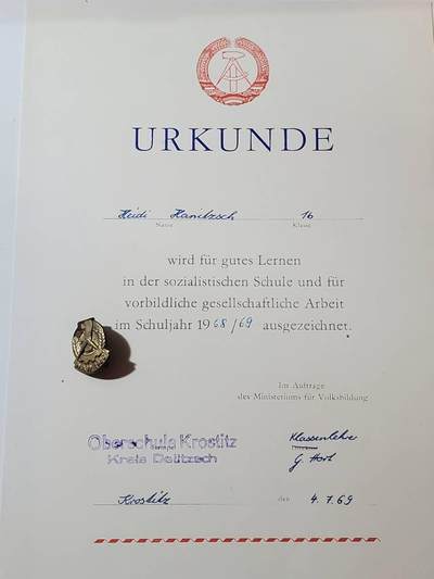 韵星假日军品类拍卖第三十八期 -- Rimey Holidays Militaria Auction 38 - 民主德国社会主义建设功勋活动家证章+社会主义积极学习证书一套 主管亲签