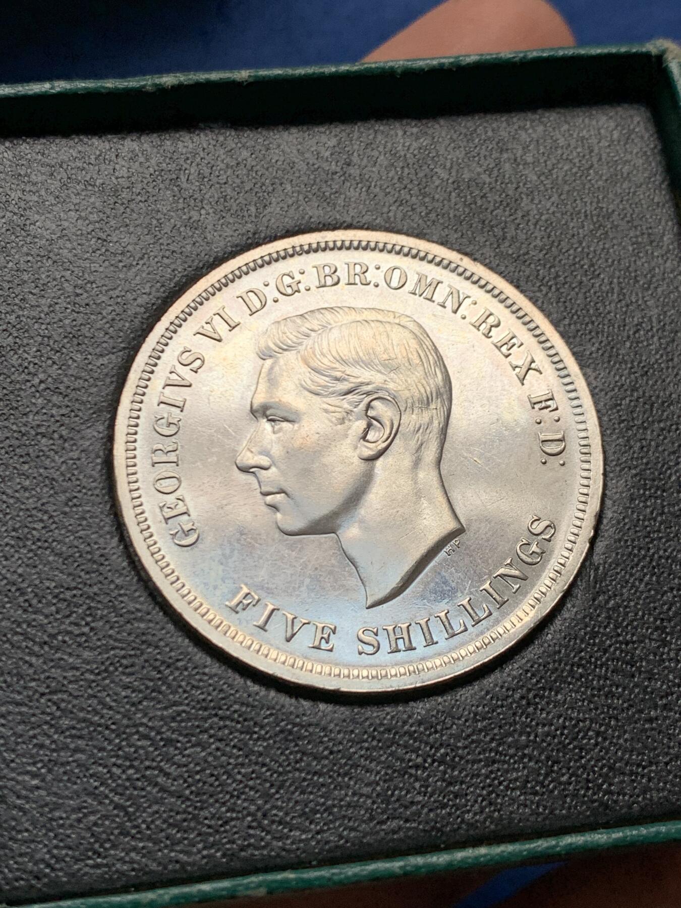 《竞宝斋》第460场 周日，周一，2场连拍 （全场包邮）欢迎送拍 英国 1951年 乔治六世马剑克朗纪念币 最后的镍马剑 状态很不错 带原盒（盒子有损）原证书