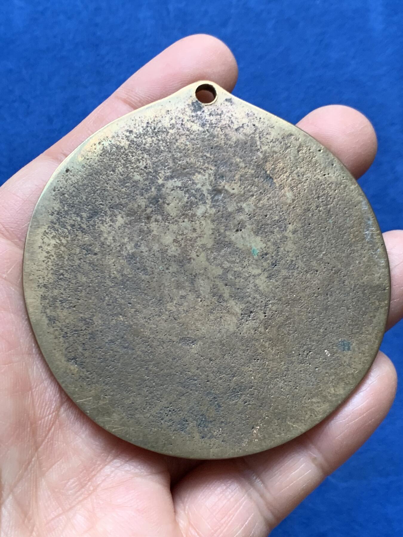 《竞宝斋》第460场 周日，周一，2场连拍 （全场包邮）欢迎送拍 苏黎世匈牙利历史协会纪念章 87.5克 70.5mm 非常古朴的造型 单面铜章 大直径 细节见图