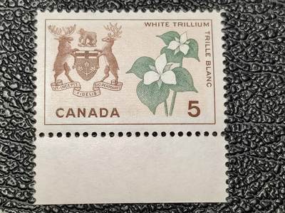 洪涛臻品批发群 精选邮票限时拍卖第1234期  - 加拿大1966年 白延龄草与安大略省徽章,带边纸. 同期于中国建国初 精美雕刻版 原胶润白