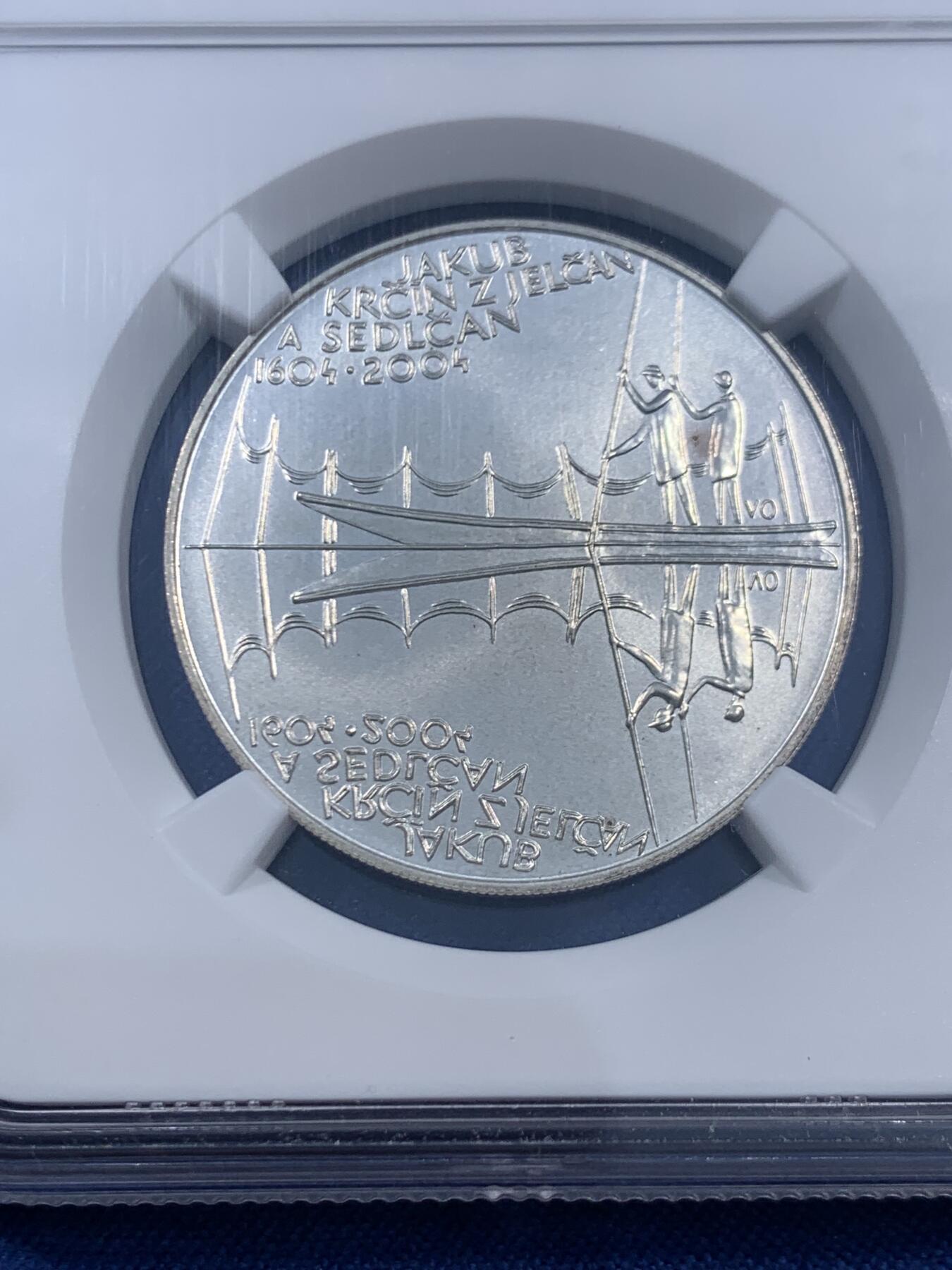 《竞宝斋》第460场 周日，周一，2场连拍 （全场包邮）欢迎送拍 NGC MS68 捷克雅各布2004年克罗辛逝世300周年200克朗银币，唯一冠军分！图片为鱼塘养鱼图