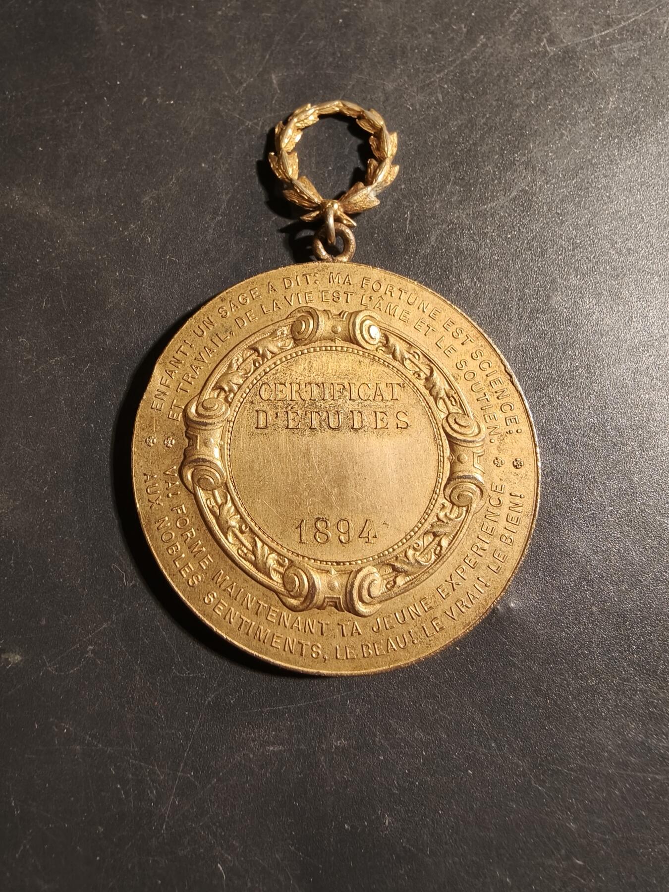 老王徽章第178期 法国1894年小学教育证书镀金大尺寸奖章    原盒     直径46mm    重量43.5g