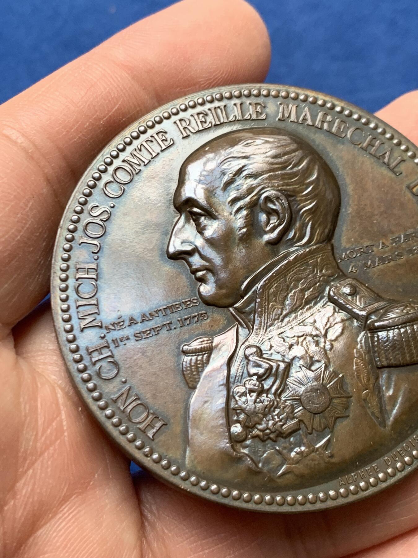 《竞宝斋》第460场 周日，周一，2场连拍 （全场包邮）欢迎送拍 法国元帅夏尔·米歇尔·约瑟夫·德·雷耶纪念铜章 他是拿破仑战争时期的重要军事将领，曾参与多次重大战役，包括奥斯特里茨、瓦格拉姆等，以其卓越的指挥才能和忠诚著称。他于1809年被授予法国元帅称号，是拿破仑摩下少数几位非贵族出身却晋升至最高军衔的将领之一。80.2克，49.5mm，蜜蜂铜标