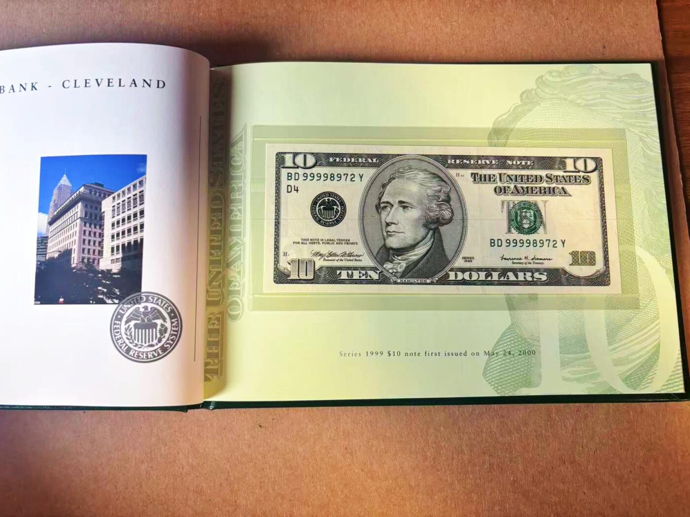 【Blue Auction】世界纸币精拍第777期——18级TOP拍卖/信誉/品质/专业/高效💫  【12区99998972全同号 新版美元首发纪念 BEP原装皮册】美国1999年10美金 内含财政部长签名及各储备区银行图文介绍 仅2000套 全新UNC