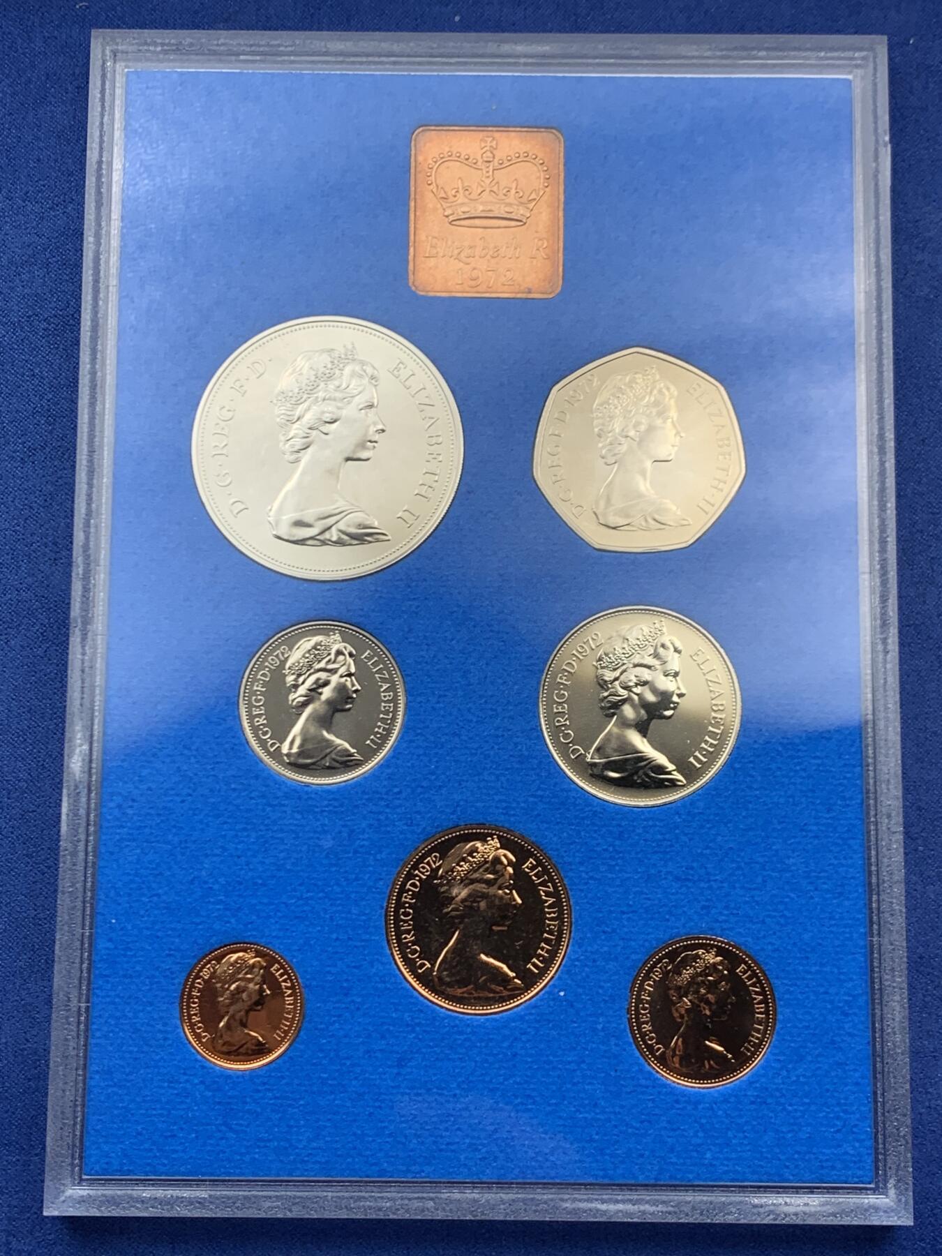 《竞宝斋》第460场 周日，周一，2场连拍 （全场包邮）欢迎送拍 英国1972年精制套币 礼品原装7枚币和1枚章 包含女王银婚精致克朗纪念币