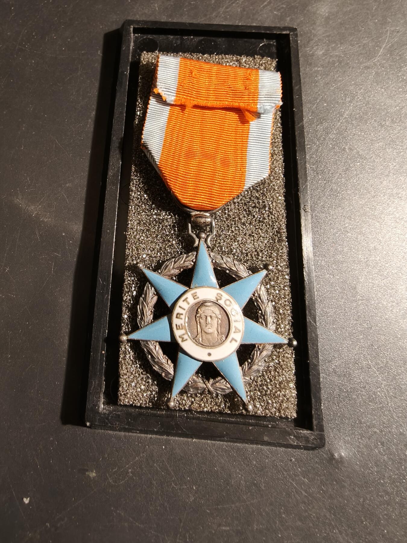 老王徽章第178期 法国骑士级社会功勋勋章    银质珐琅     原盒     17.3g