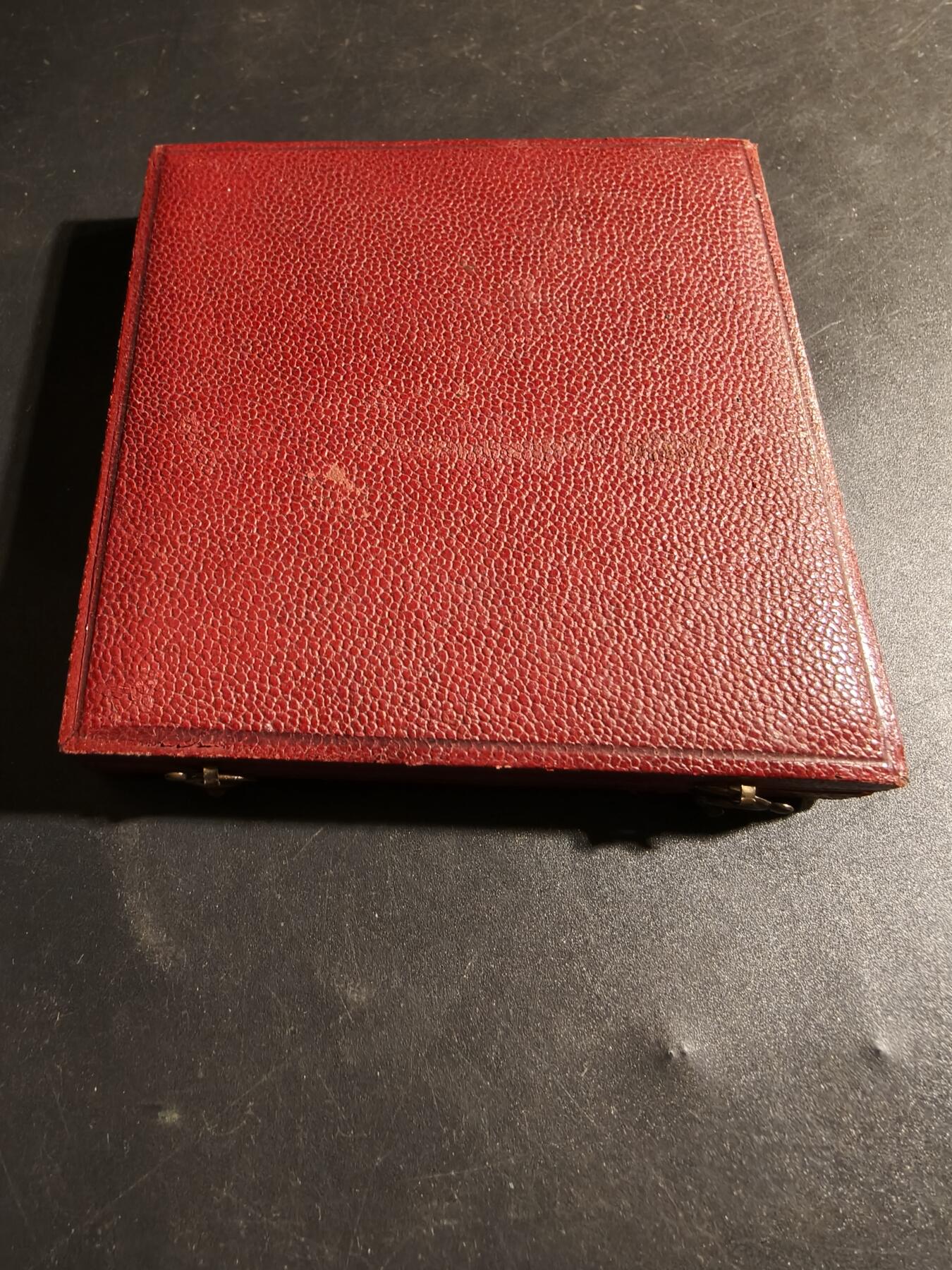 老王徽章第178期 法国陶瓷制品制造商联合会大铜章    原盒     大师亨利杜布瓦作品      大尺寸版     直径68mm    重量145.2g