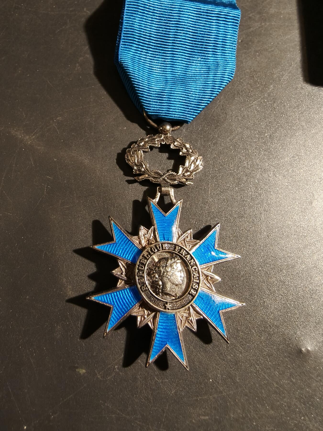 老王徽章第178期 法国骑士级国家功勋勋章    原盒    银质珐琅     连接处螃蟹银标     27.4g  