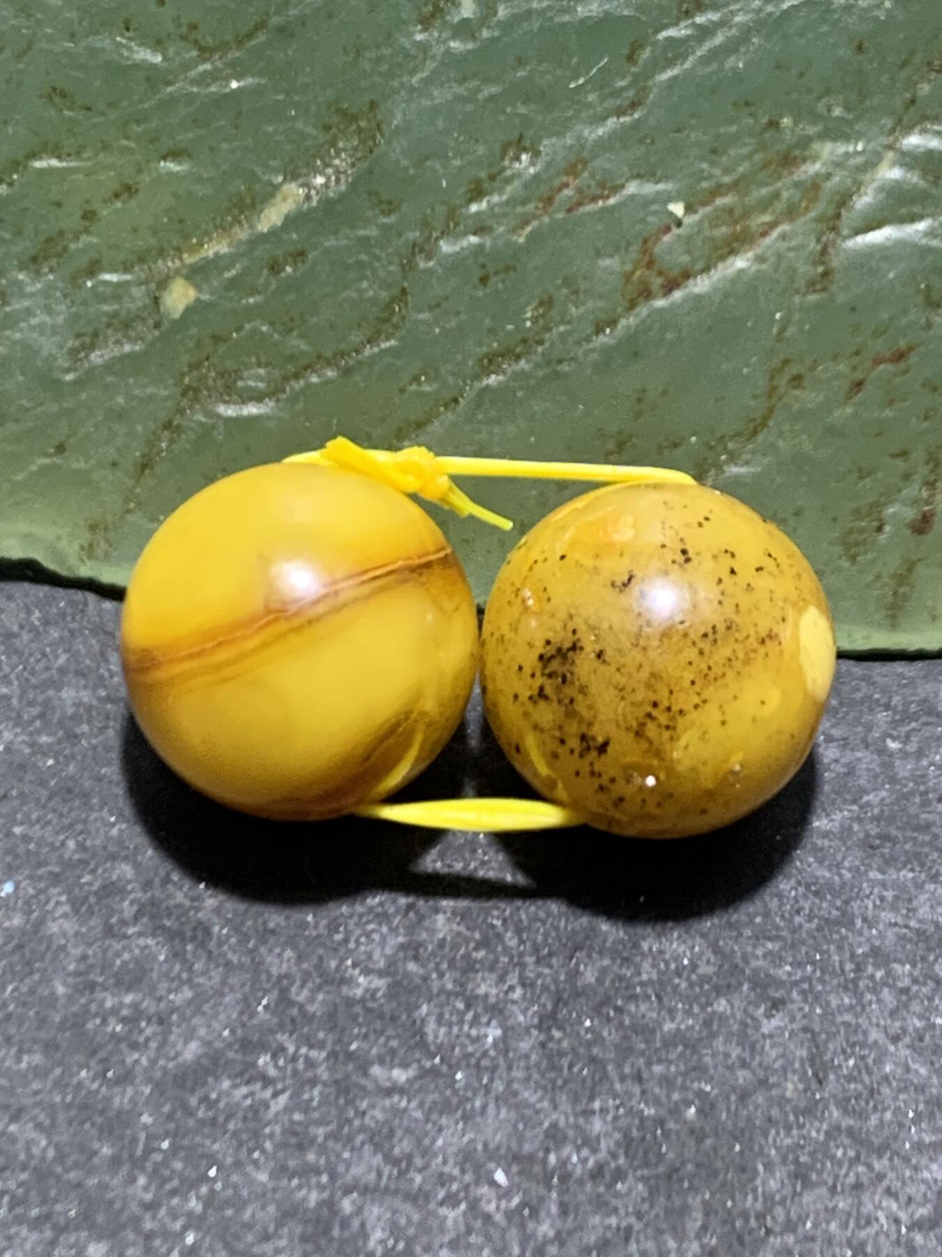 天然俄料蜜蜡通货圆珠一对，