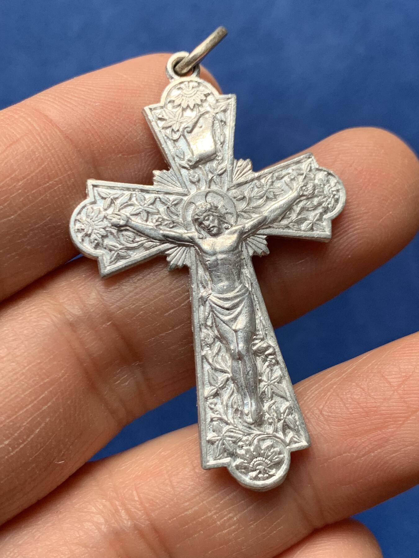 《竞宝斋》第460场 周日，周一，2场连拍 （全场包邮）欢迎送拍 两个一组 十字造型挂件 总重12.25克 尺寸分别为：31*49.8mm、39.6*50mm 细节见图