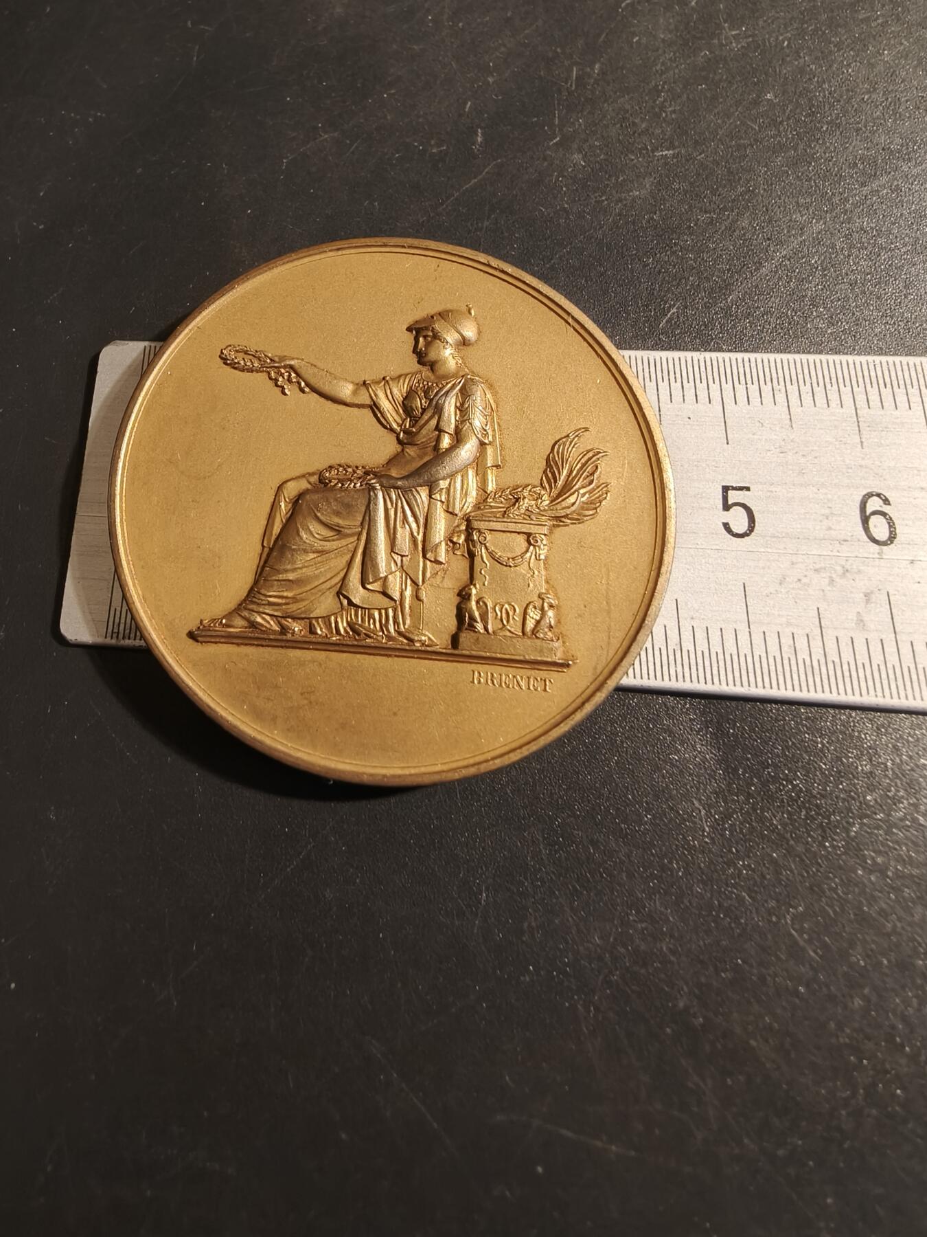 老王徽章第178期 法国综合理工协会30服务大银章    950银镀金     直径45mm    重量48g