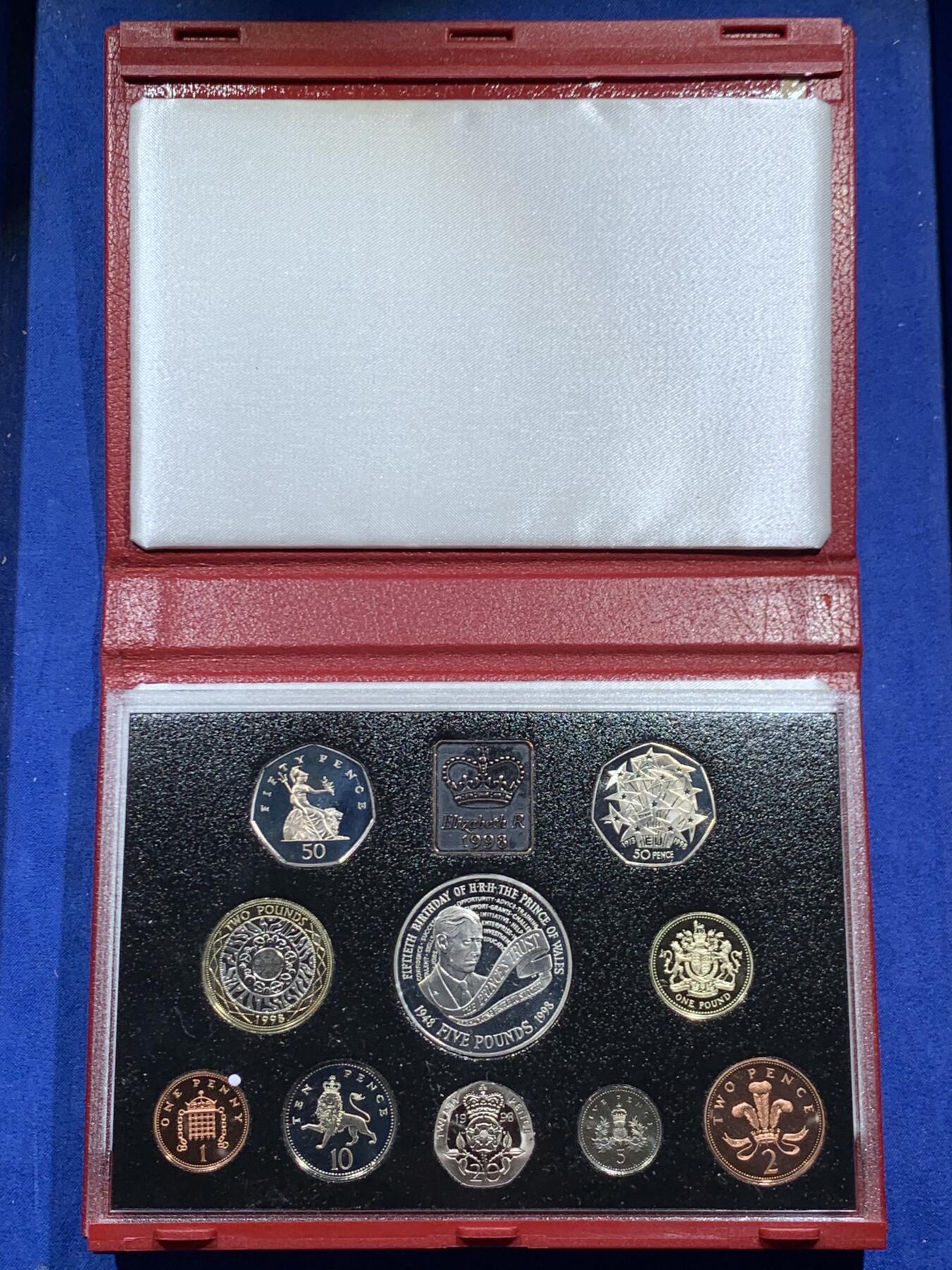 《竞宝斋》第460场 周日，周一，2场连拍 （全场包邮）欢迎送拍 英国1998年精制套币，带1枚查尔斯50岁生日纪念币，10枚币，品相精美，高档盒装