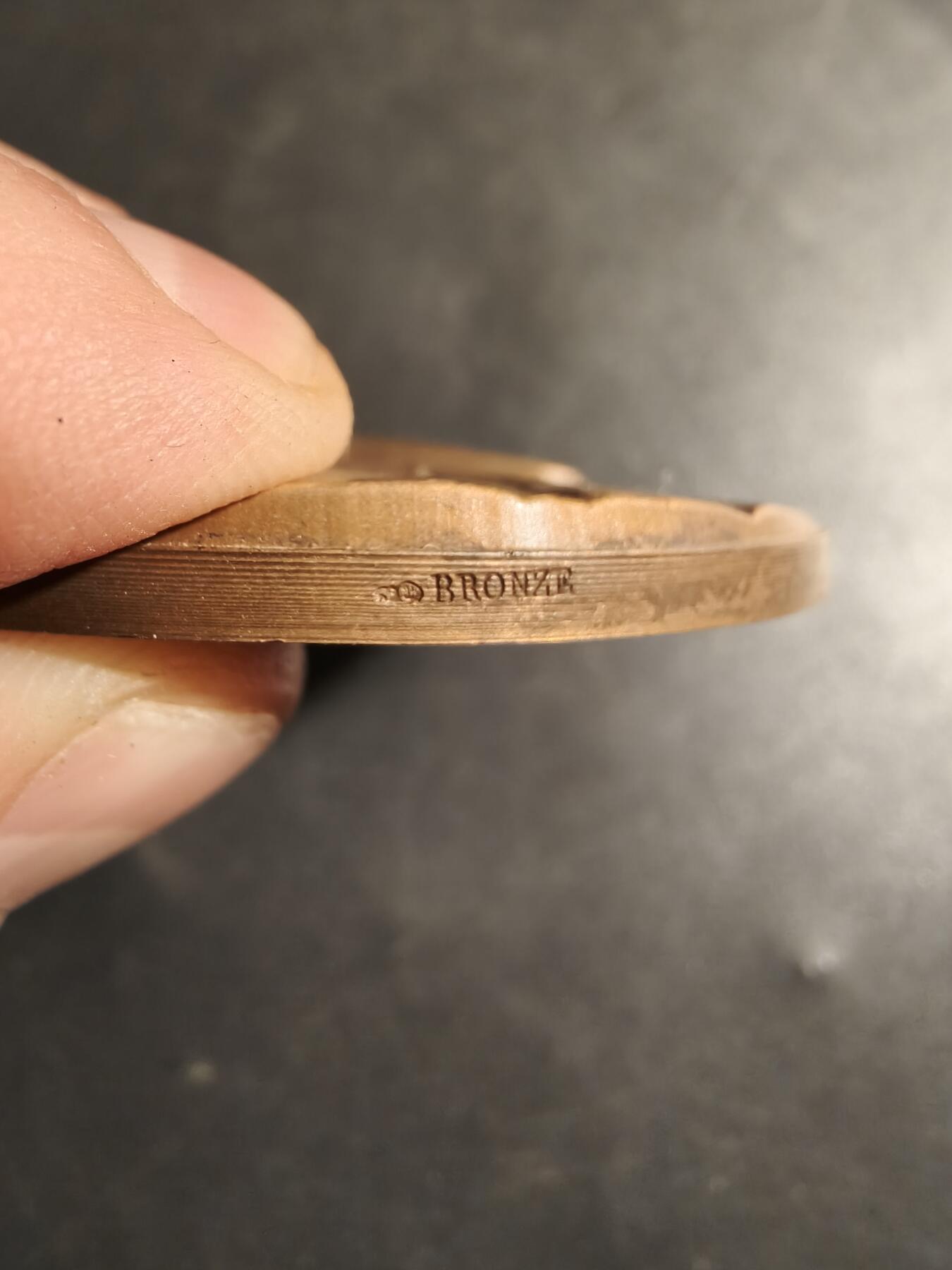 老王徽章第178期 法国全国教育互助会创始人兼主席马塞尔·里维埃大铜章     原盒64mm    重量164.7g     直径