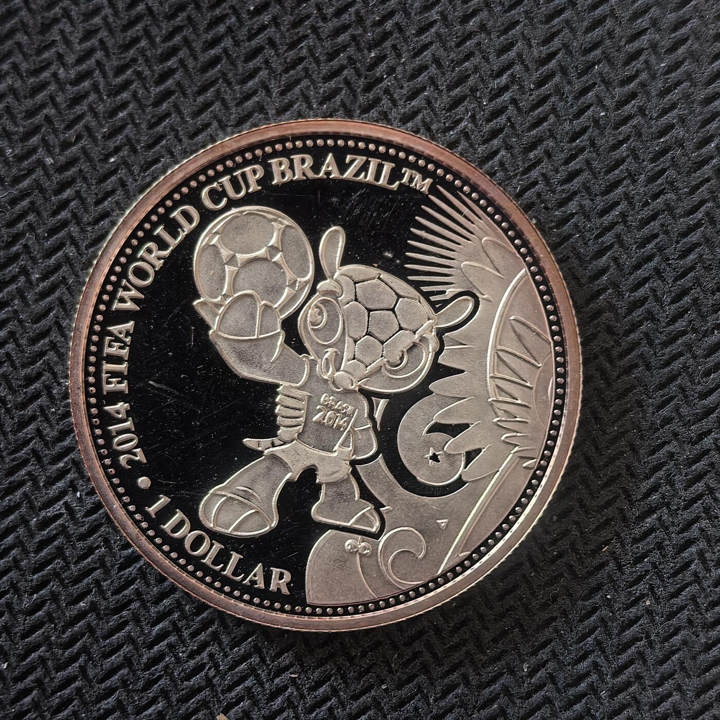 道一币馆币章第一百六十四场 库克岛2013年巴西里约世界杯1元精制银币  7.3g 333s