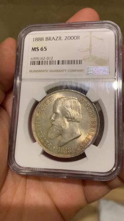 《竞宝斋》第460场 周日，周一，2场连拍 （全场包邮）欢迎送拍 NGC MS65 巴西1888年佩德罗二世2000瑞斯银币 顶级原光五彩 丝绸底板 高分稀少 1888发财年份