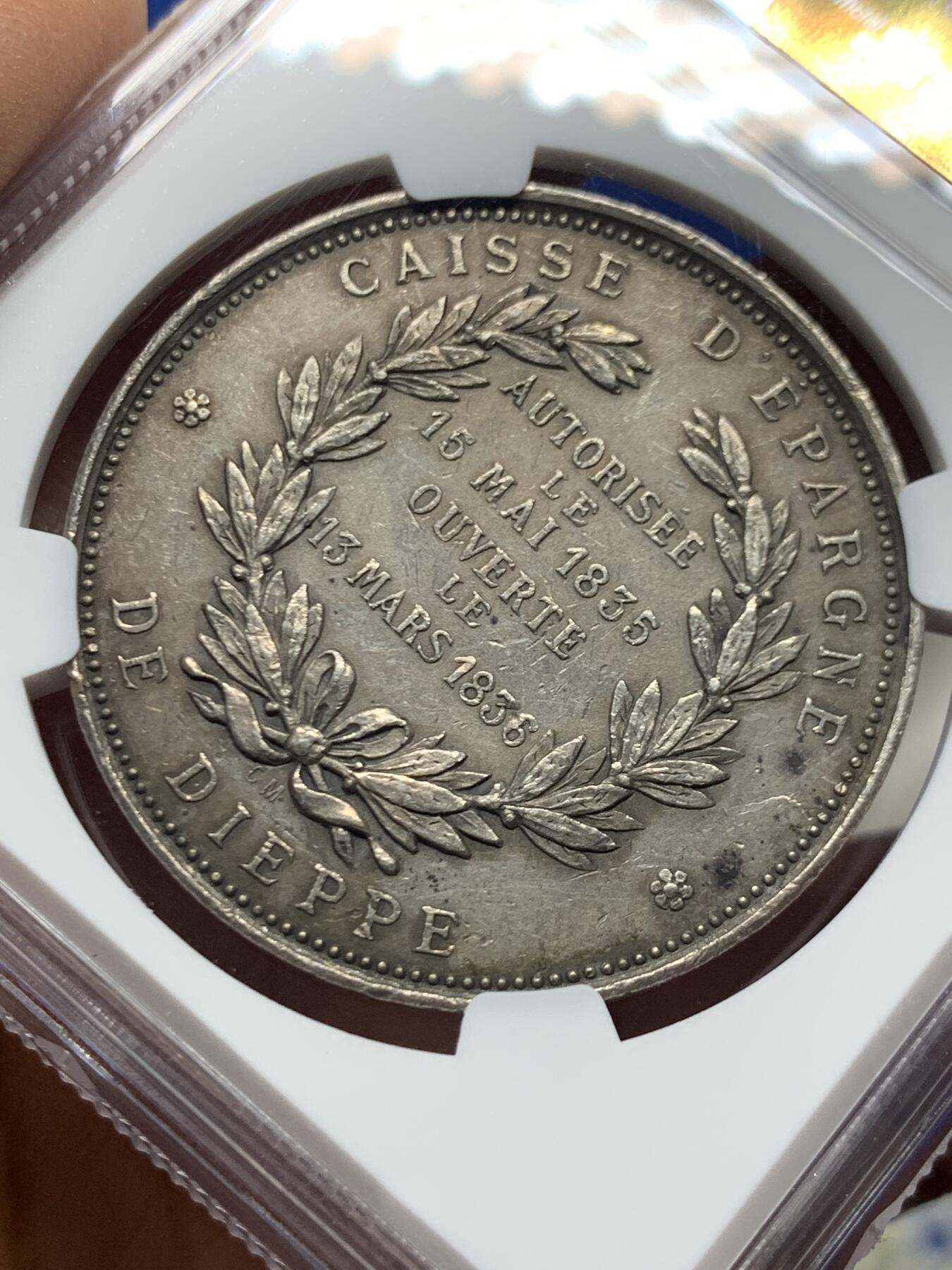 《竞宝斋》第460场 周日，周一，2场连拍 （全场包邮）欢迎送拍 NGC MS62 法国双美人鱼银章大热款 图案寓意:正面双美人鱼、帆船、城堡，呼应迪耶普“港口城市”属性(海洋元素+城市徽章)