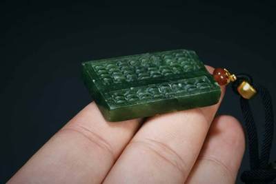 上海都达杂项专场三十四【年后发货全场包邮】  天然和田玉碧玉精雕《算盘》挂件 附鉴定证书86-86