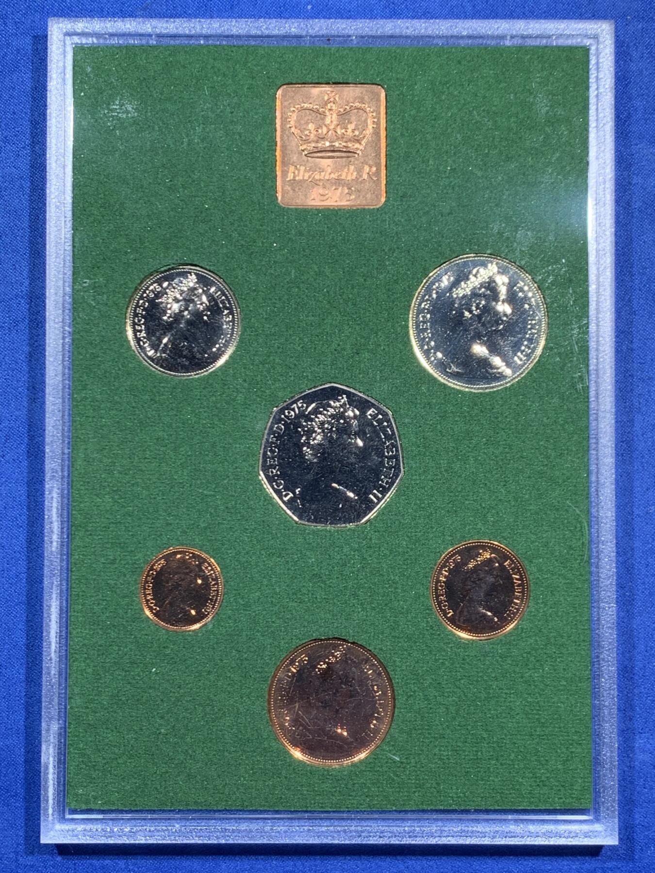 《竞宝斋》第460场 周日，周一，2场连拍 （全场包邮）欢迎送拍 英国1975年精制套币 礼品原装6枚币和1枚章