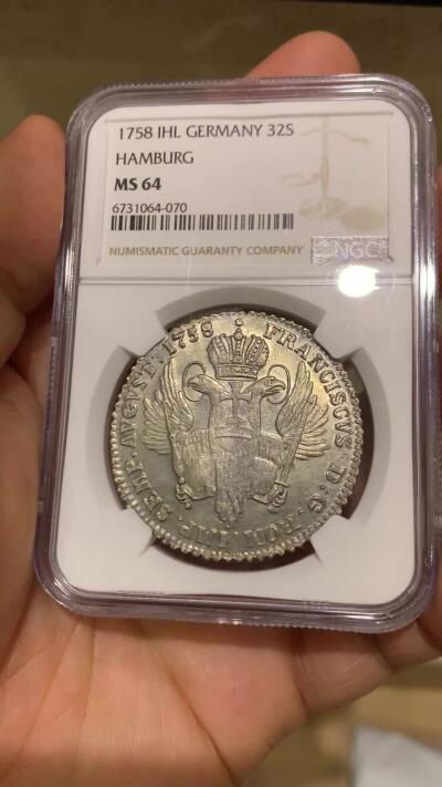 《竞宝斋》第460场 周日，周一，2场连拍 （全场包邮）欢迎送拍 NGC MS64 冠军分 神圣罗马帝国汉堡自由市1758年双头鹰32先令大银币，少见神罗大银，灰彩皮蛋光。双头鹰+汉堡城市徽章，打铸优良，堪称半机制币的样板作。状态卓越，冠军品质