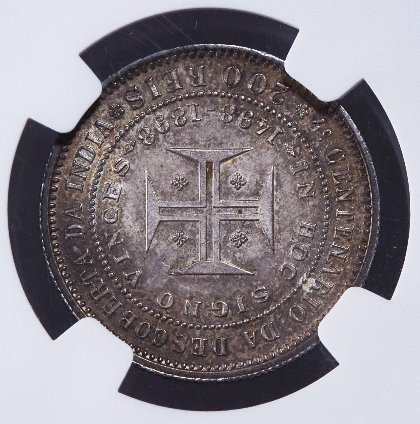 【俄甄集藏】“万象更新、马呈祥瑞”迎新春俄甄精品场-2026年(047)01-21 星期三 晚 19:30 全场包邮 葡萄牙1898年卡洛斯一世夫妇头像纪念发现印度400周年200、500、1000瑞斯银币3枚套，NGC MS64，五彩包浆，转光品相，分数整齐，味道一流