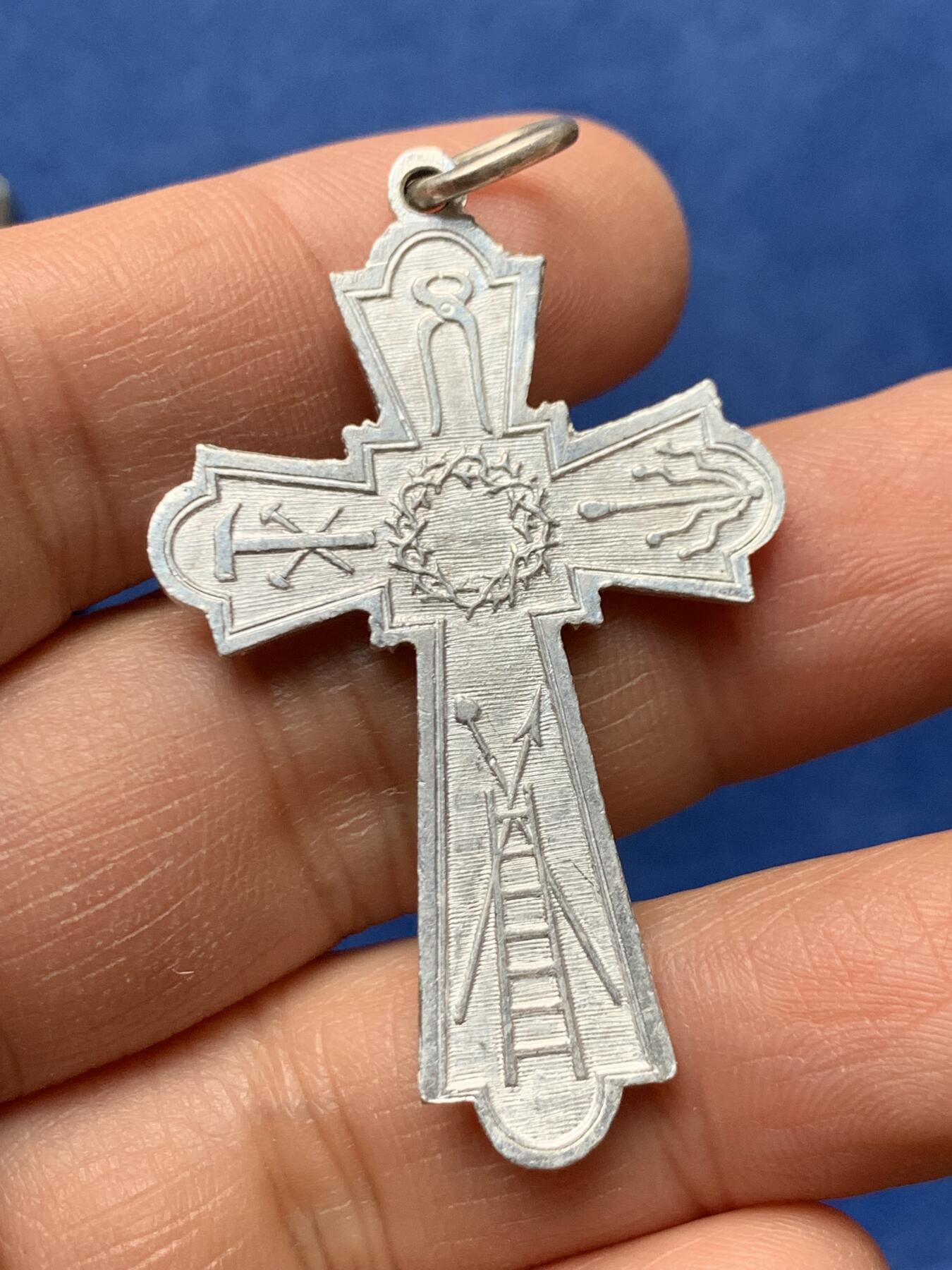 《竞宝斋》第460场 周日，周一，2场连拍 （全场包邮）欢迎送拍 两个一组 十字造型挂件 总重12.25克 尺寸分别为：31*49.8mm、39.6*50mm 细节见图