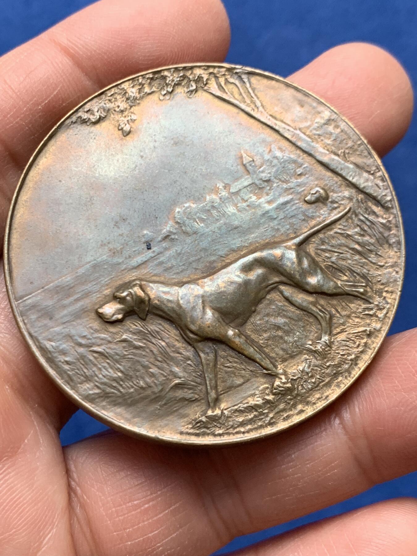 《竞宝斋》第460场 周日，周一，2场连拍 （全场包邮）欢迎送拍 法国北部圣于贝尔猎犬俱乐部纪念章 双面狗狗高浮雕 这样的设计比较少见 大直径 56.5克 50mm