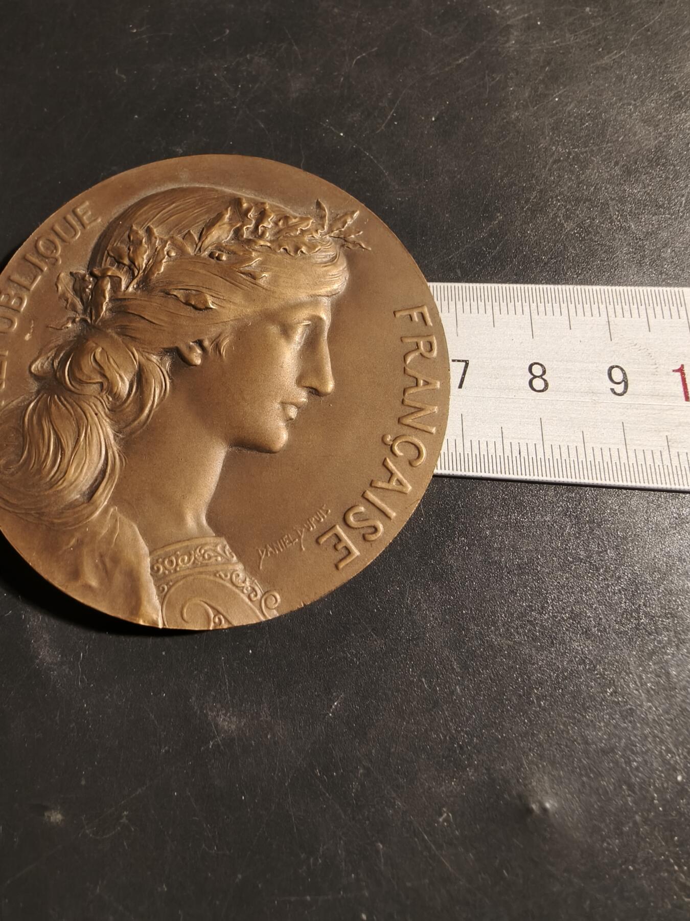 老王徽章第178期 法国陶瓷制品制造商联合会大铜章    原盒     大师亨利杜布瓦作品      大尺寸版     直径68mm    重量145.2g