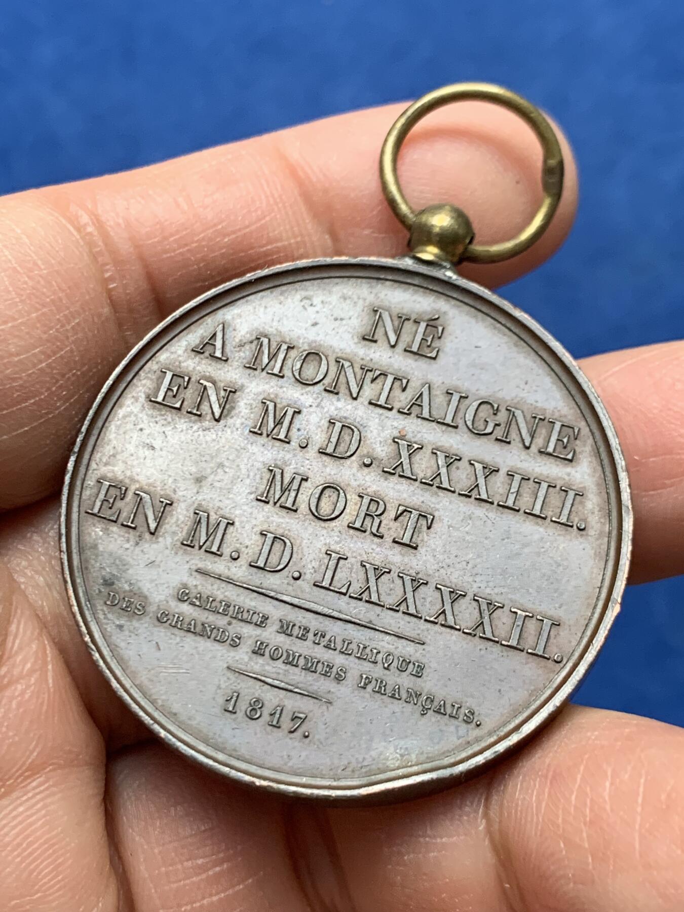 《竞宝斋》第460场 周日，周一，2场连拍 （全场包邮）欢迎送拍 法国名人米歇尔·德·蒙田纪念铜章，该章是法国“伟大人物金属画廊”系列的一部分，纪念的是文艺复兴时期的法国哲学家/作家-蒙田，他以其《随笔集》而闻名于世。37.35克，40.6mm，高浮雕，细节见图。