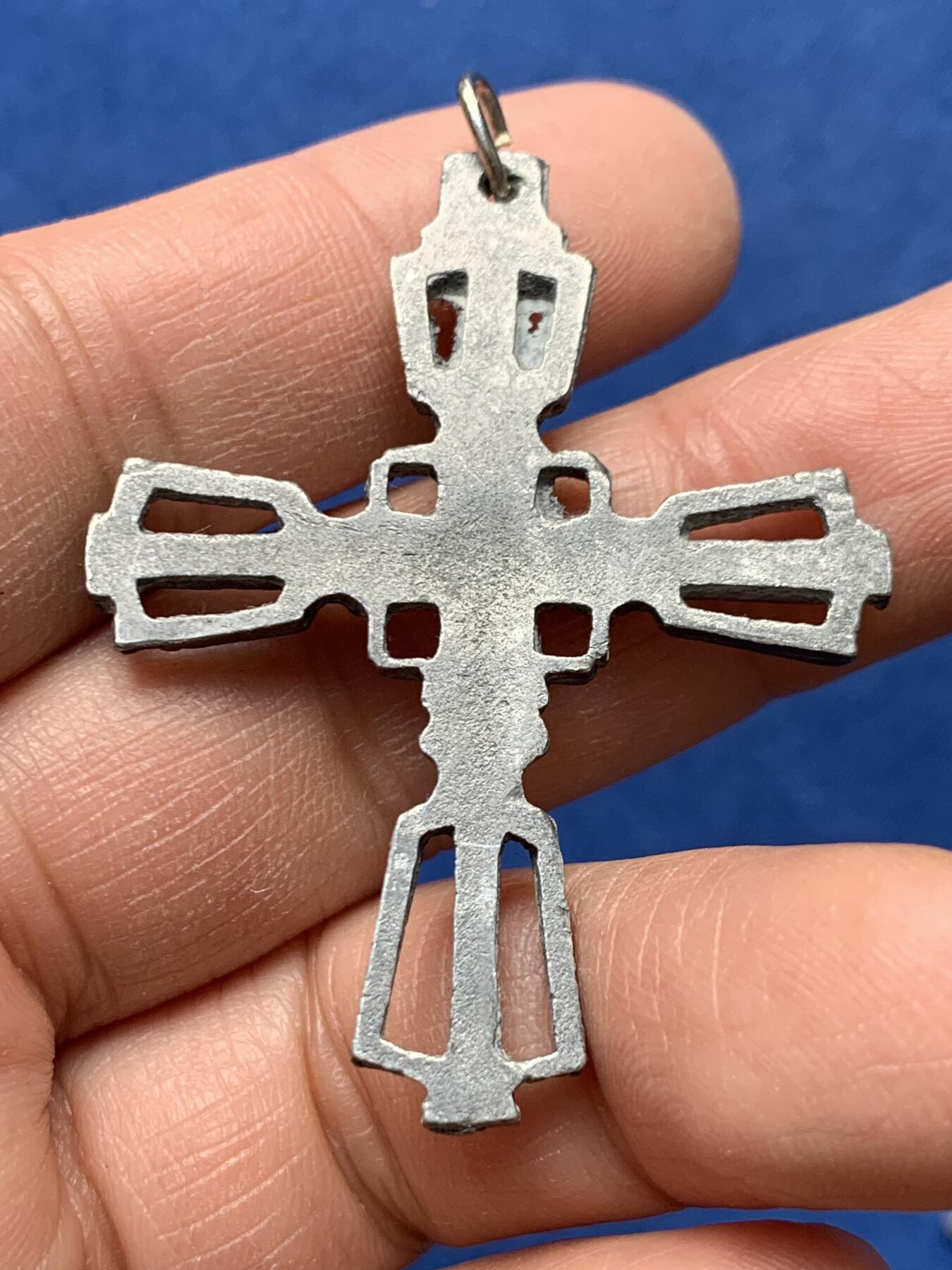 《竞宝斋》第460场 周日，周一，2场连拍 （全场包邮）欢迎送拍 两个一组 十字造型挂件 总重12.25克 尺寸分别为：31*49.8mm、39.6*50mm 细节见图