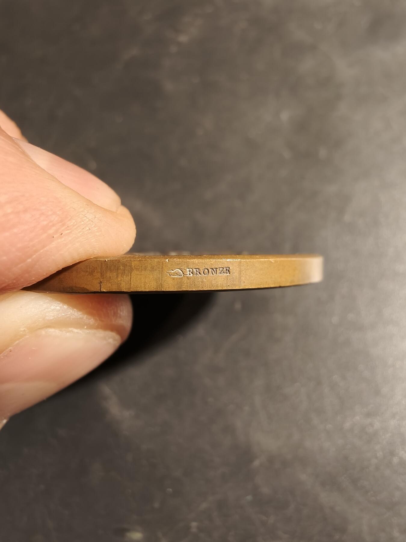 老王徽章第178期 法国射击联合会大铜章    原盒    大师亨利杜布瓦作品    直径41mm     重量37.3g