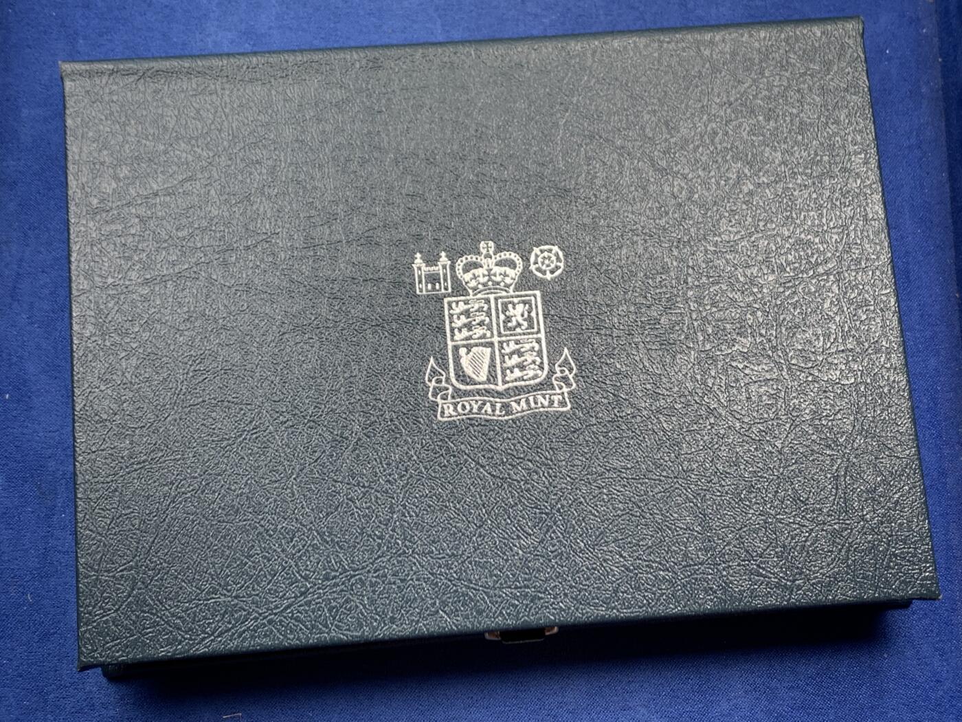 《竞宝斋》第460场 周日，周一，2场连拍 （全场包邮）欢迎送拍 英国1990年精制套币，带1枚1英镑威尔士韭葱精致纪念币，8枚币盒证齐全，品相精美，高档盒装