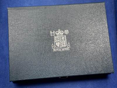 《竞宝斋》第460场 周日，周一，2场连拍 （全场包邮）欢迎送拍 - 英国1990年精制套币，带1枚1英镑威尔士韭葱精致纪念币，8枚币盒证齐全，品相精美，高档盒装