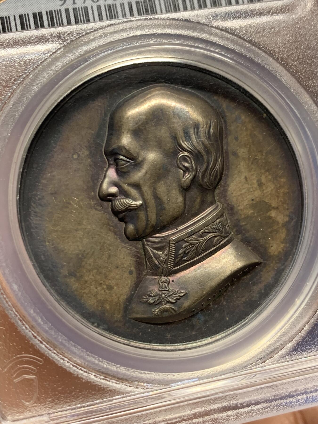 《竞宝斋》第460场 周日，周一，2场连拍 （全场包邮）欢迎送拍 PCGS SP63 德国1849年奥地利大公约翰纪念银章，该章是法兰克福自由市表彰其在德意志邦联议会中的贡献。大公约翰是奥地利哈布斯堡家族成员，在1848年革命期间被选为德意志邦联的摄政王，负责协调各邦国事务。加厚盒，盒子有裂，包浆五彩，细节见图。