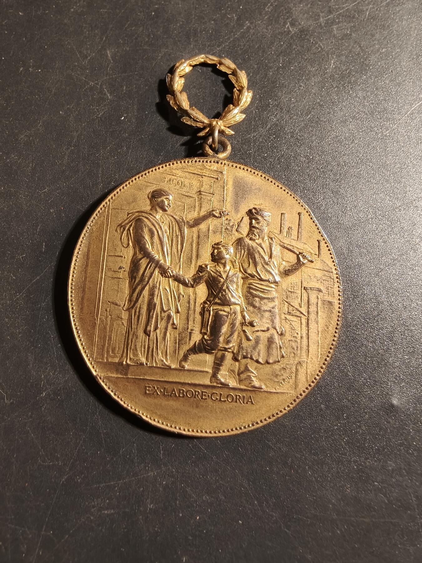 老王徽章第178期 法国1894年小学教育证书镀金大尺寸奖章    原盒     直径46mm    重量43.5g