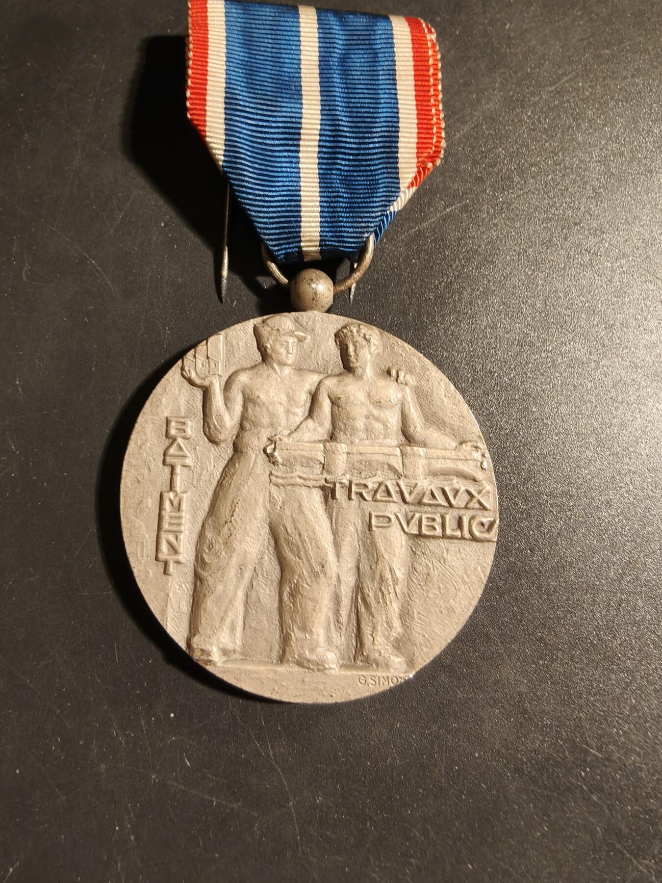 老王徽章第178期 法国银级罗纳河口省建筑与公共工程联合会良好服务奖章     实发     直径50mm     重量68g