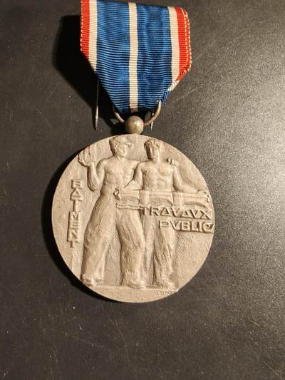 老王徽章第178期 - 法国银级罗纳河口省建筑与公共工程联合会良好服务奖章     实发     直径50mm     重量68g