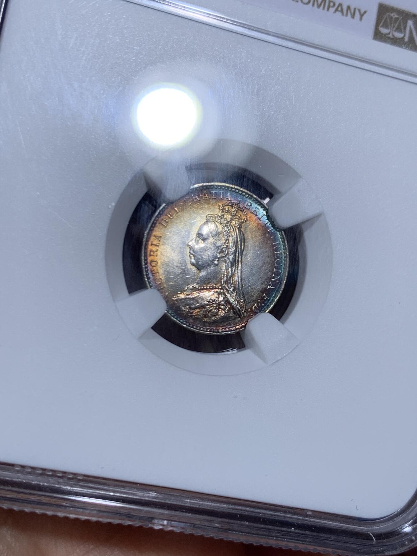 《竞宝斋》第460场 周日，周一，2场连拍 （全场包邮）欢迎送拍 NGC MS62 英国 1887年 维多利亚女王高冠3便士银币 炫丽五彩