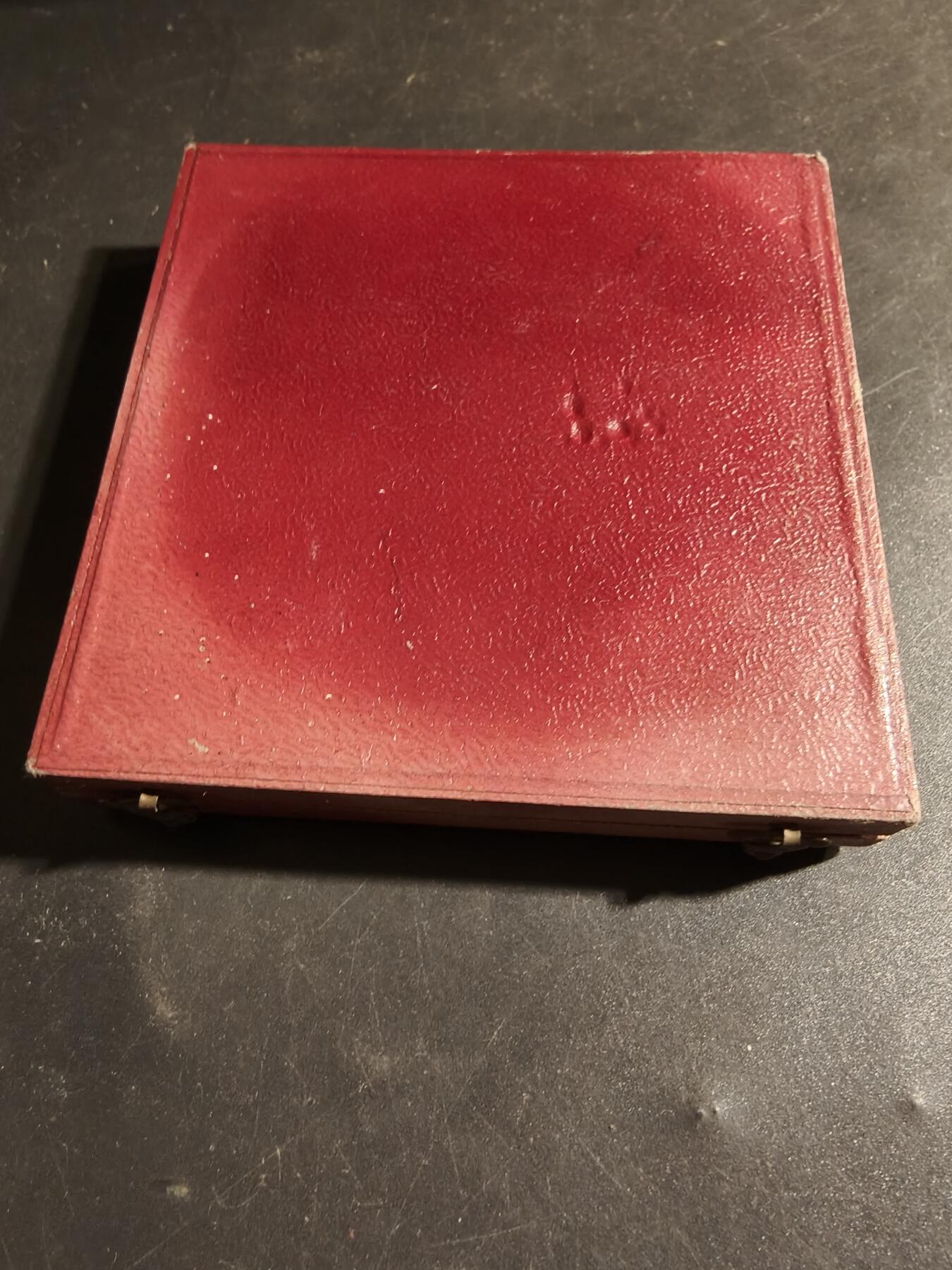 老王徽章第178期 法国法兰西银行成立百年大铜章     原盒    经典作品   密涅瓦与福图娜，象征智慧与财富      直径68mm     重量147.4g