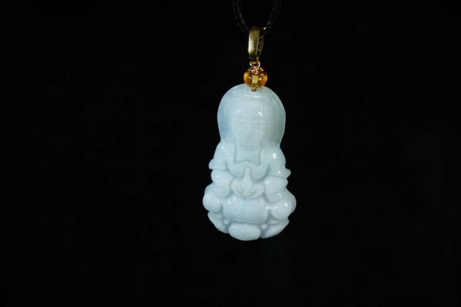 上海都达杂项专场三（全场包邮） 天然冰绿种翡翠（A货）精雕《持瓶观音》挂件 附鉴定证书86-115