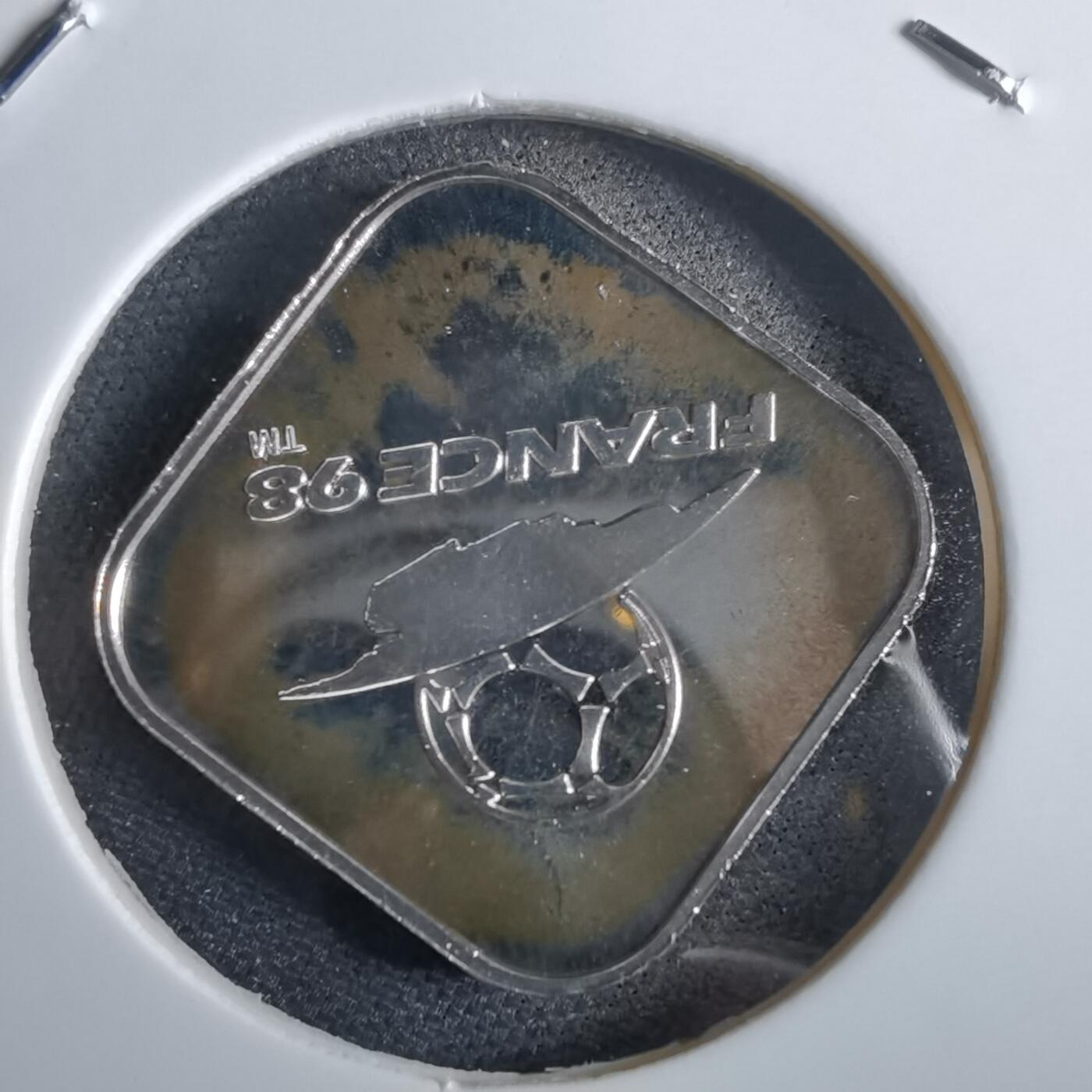 沼泽如烟--第967场 1998年足球纪念纯银章4.3克