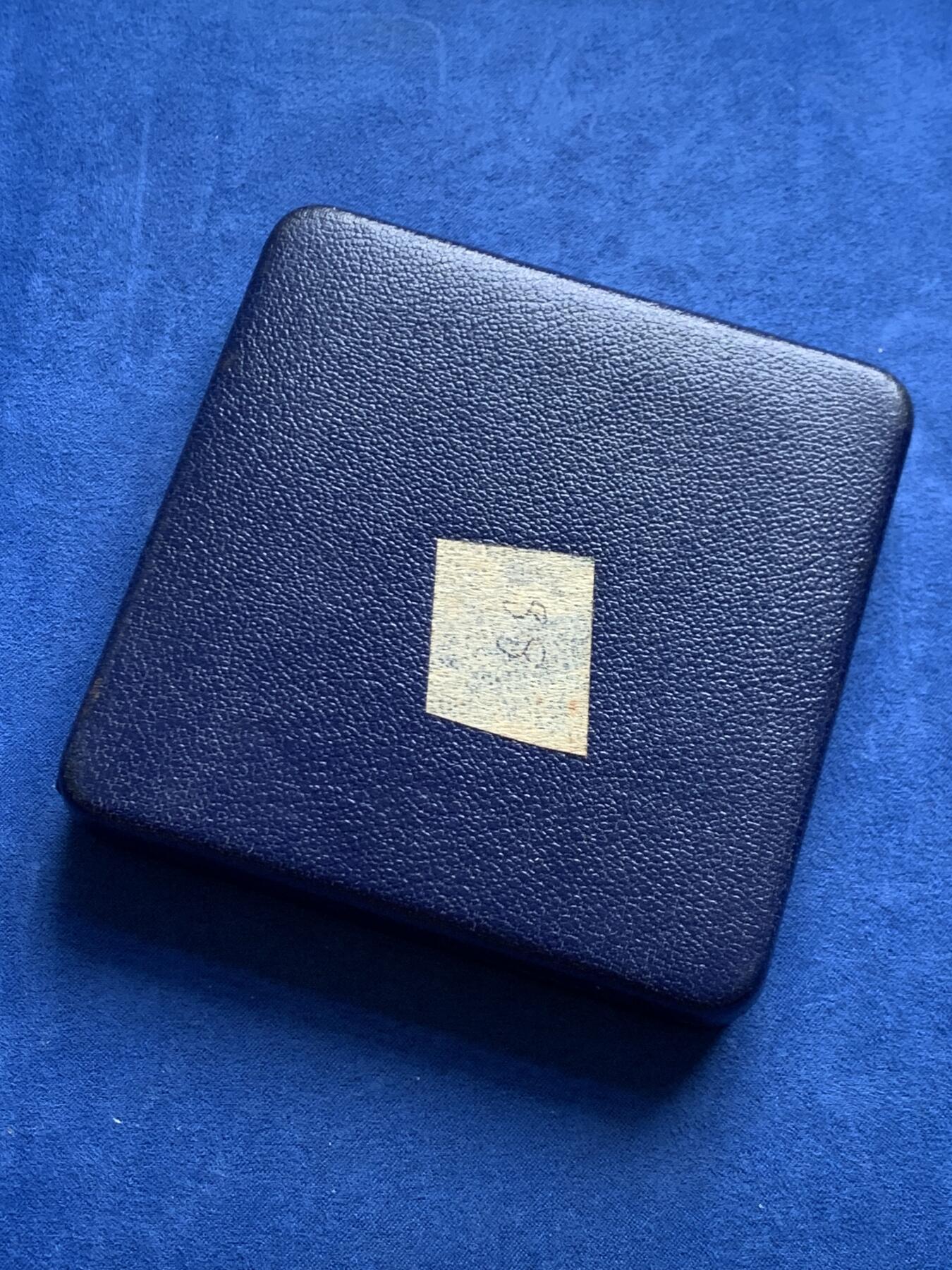 《竞宝斋》第460场 周日，周一，2场连拍 （全场包邮）欢迎送拍 英国世界地图大银章 80.2克 68.5mm 带原盒