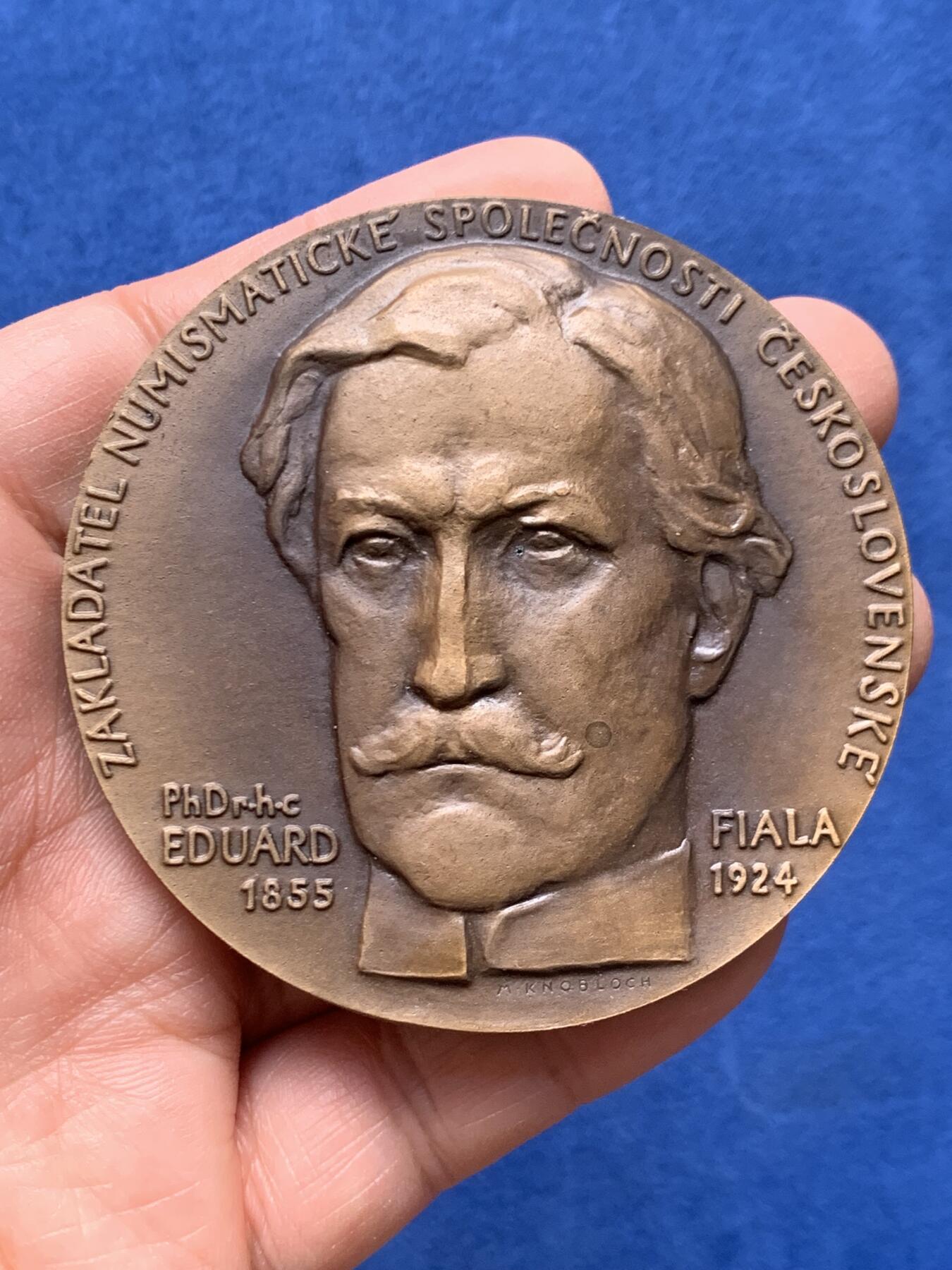 《竞宝斋》第460场 周日，周一，2场连拍 （全场包邮）欢迎送拍 捷克斯洛伐克钱币学会纪念章 正面为该协会创始人爱德华·菲亚拉 142.6克 69.3mm