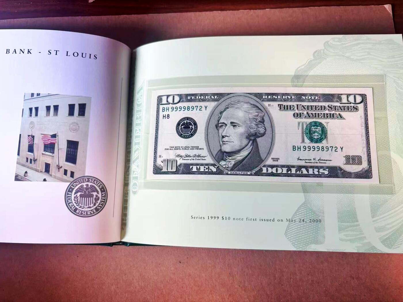 【Blue Auction】世界纸币精拍第777期——18级TOP拍卖/信誉/品质/专业/高效💫  【12区99998972全同号 新版美元首发纪念 BEP原装皮册】美国1999年10美金 内含财政部长签名及各储备区银行图文介绍 仅2000套 全新UNC